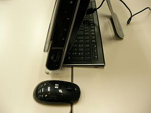 スリムキーボードはTouchSmart PC IQ500の下側に収納可能
